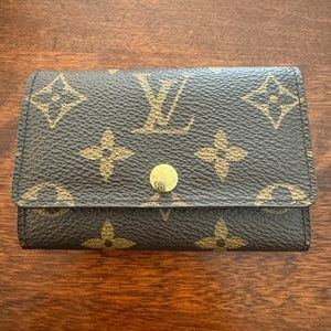 Authentic Louis Vuitton 6 Key holder in Monogram